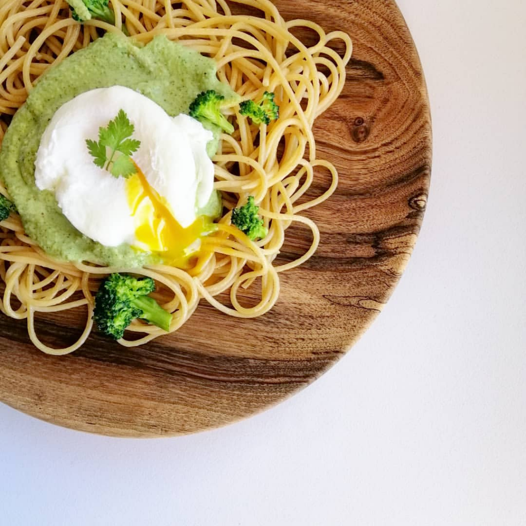 Spaghettis complets sauce crémeuse au brocolis et œuf poché