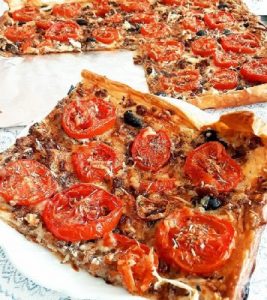 TARTE FINE “FAÇON PIZZA “ TOMATES VIANDE HACHÉE FROMAGE & OLIVES